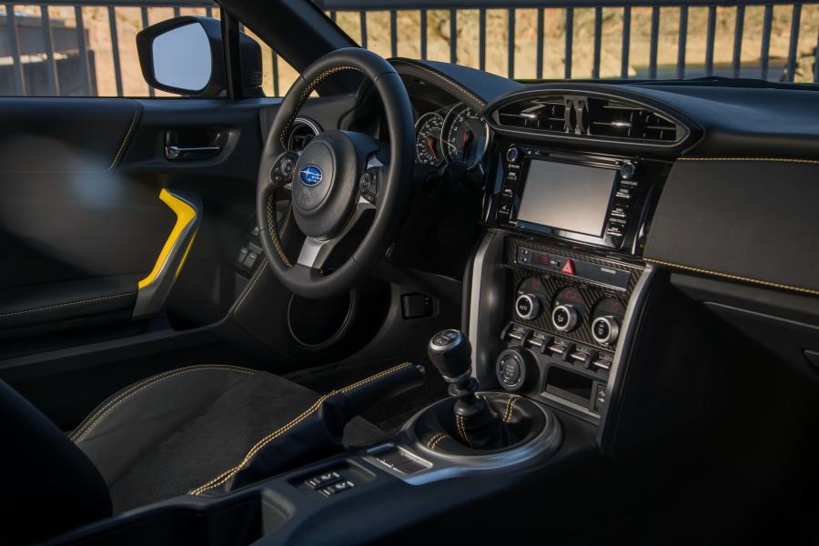 Интерьер Subaru BRZ Performance Package 2016 года  (NA) (фото 11 из 13)